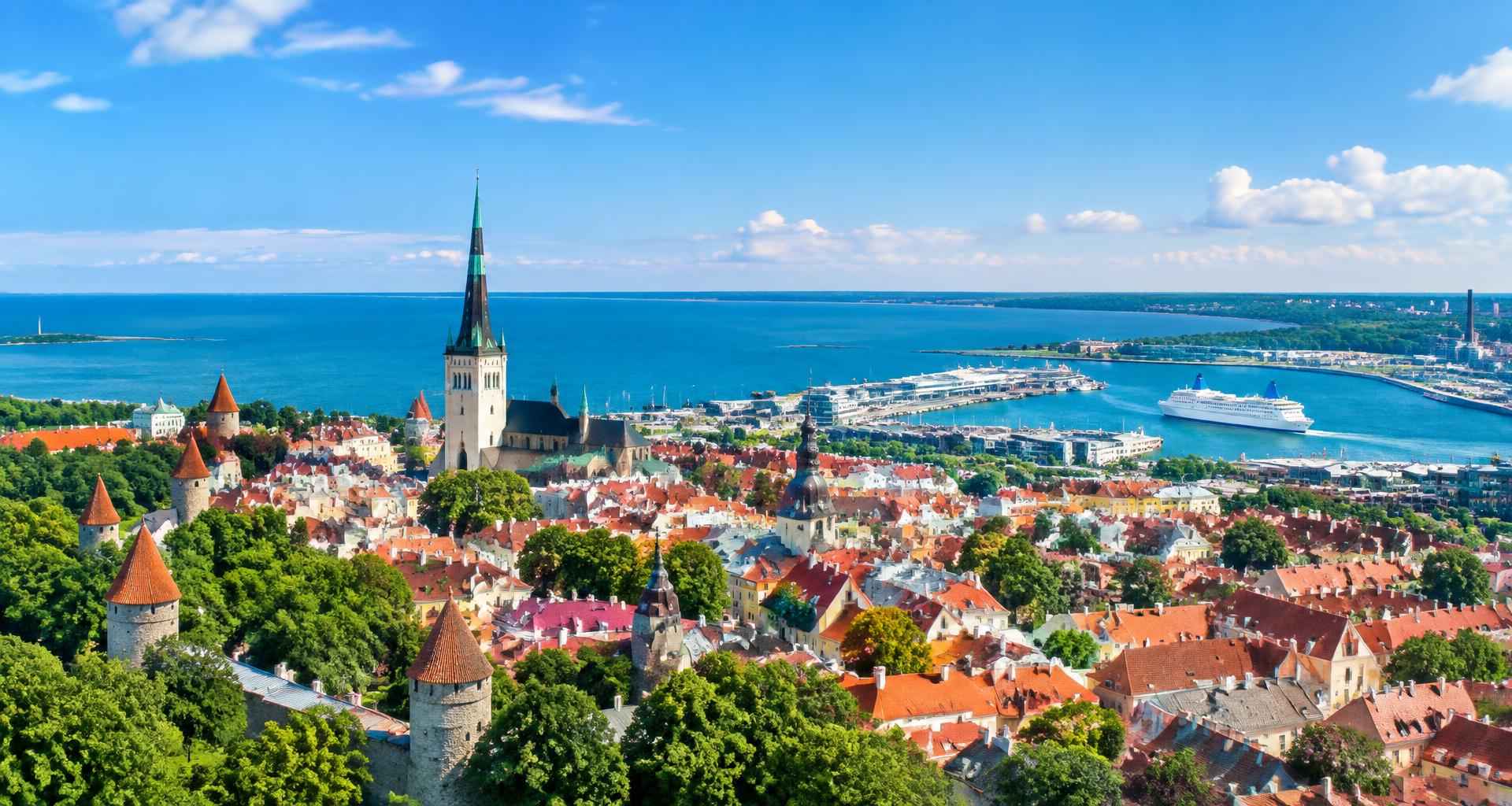Panorama del centro storico di Tallinn e del suo porto sul Mar Baltico